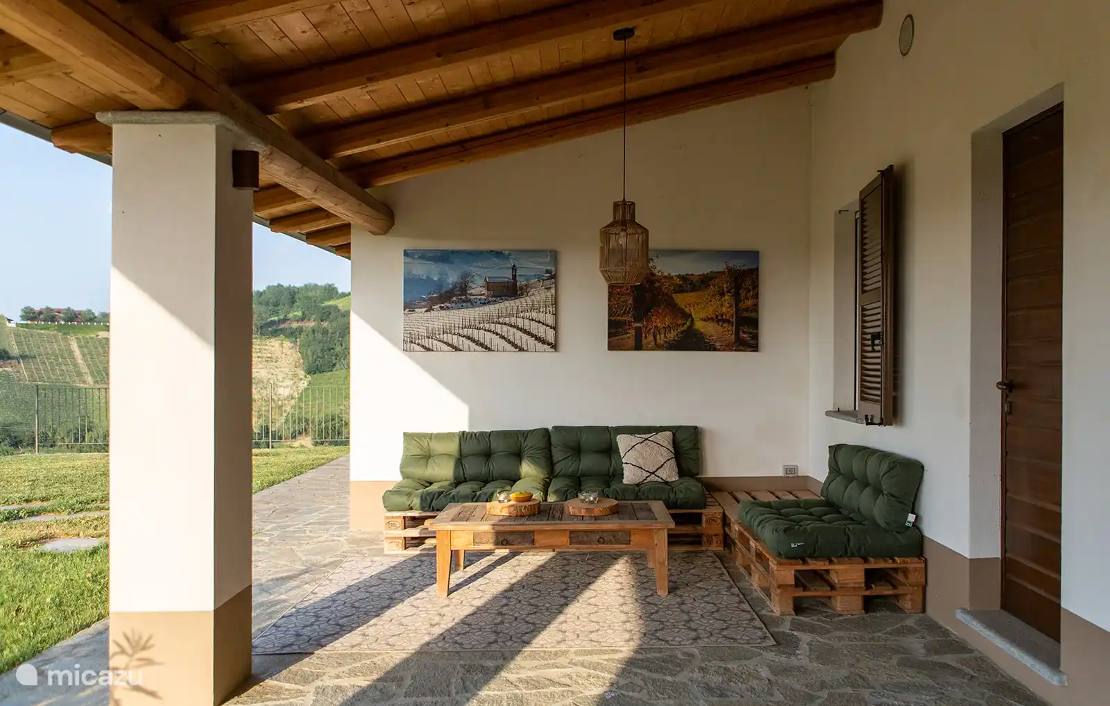 Terraza bajo el pórtico