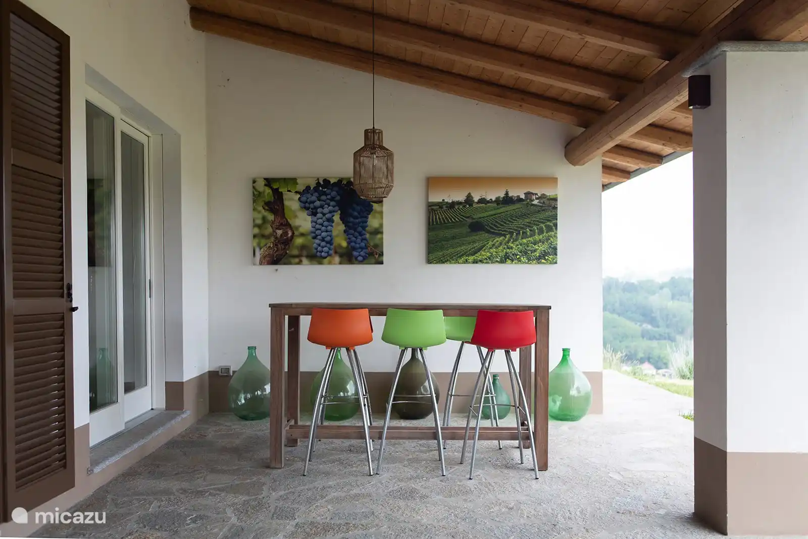 Cenar bajo el pórtico