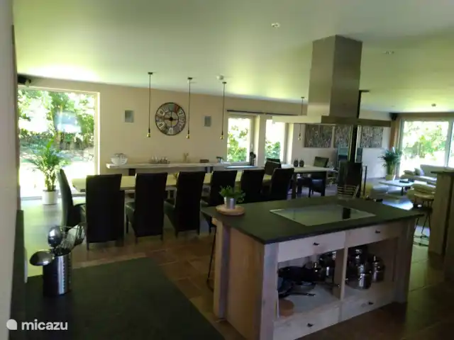 Casa de vacaciones El Couleye en Bélgica, Ardenas, Durbuy - casa vacacional Isla de cocina con vitrocerámica, contacto con el resto de huéspedes mientras cocinas