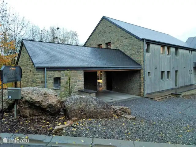 Casa de vacaciones El Couleye en Bélgica, Ardenas, Durbuy - casa vacacional Vista frontal, marquesina 2 estacionamientos