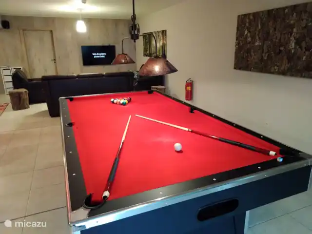 Casa de vacaciones El Couleye en Bélgica, Ardenas, Durbuy - casa vacacional Mesa de billar y salón con smart TV e instalación de audio