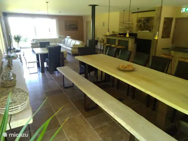 Casa de vacaciones El Couleye en Bélgica, Ardenas, Durbuy - casa vacacional Amplia sala de estar (salón, mesa de comedor, bar), con cocina abierta