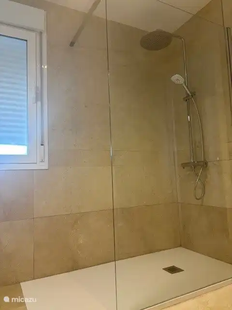 Ducha a ras de suelo, baño grande