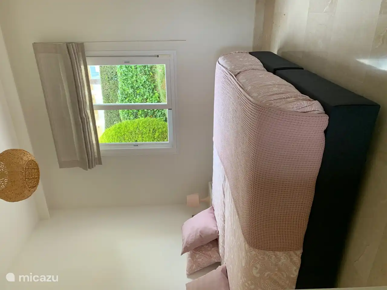 Dormitorio con dos camas individuales