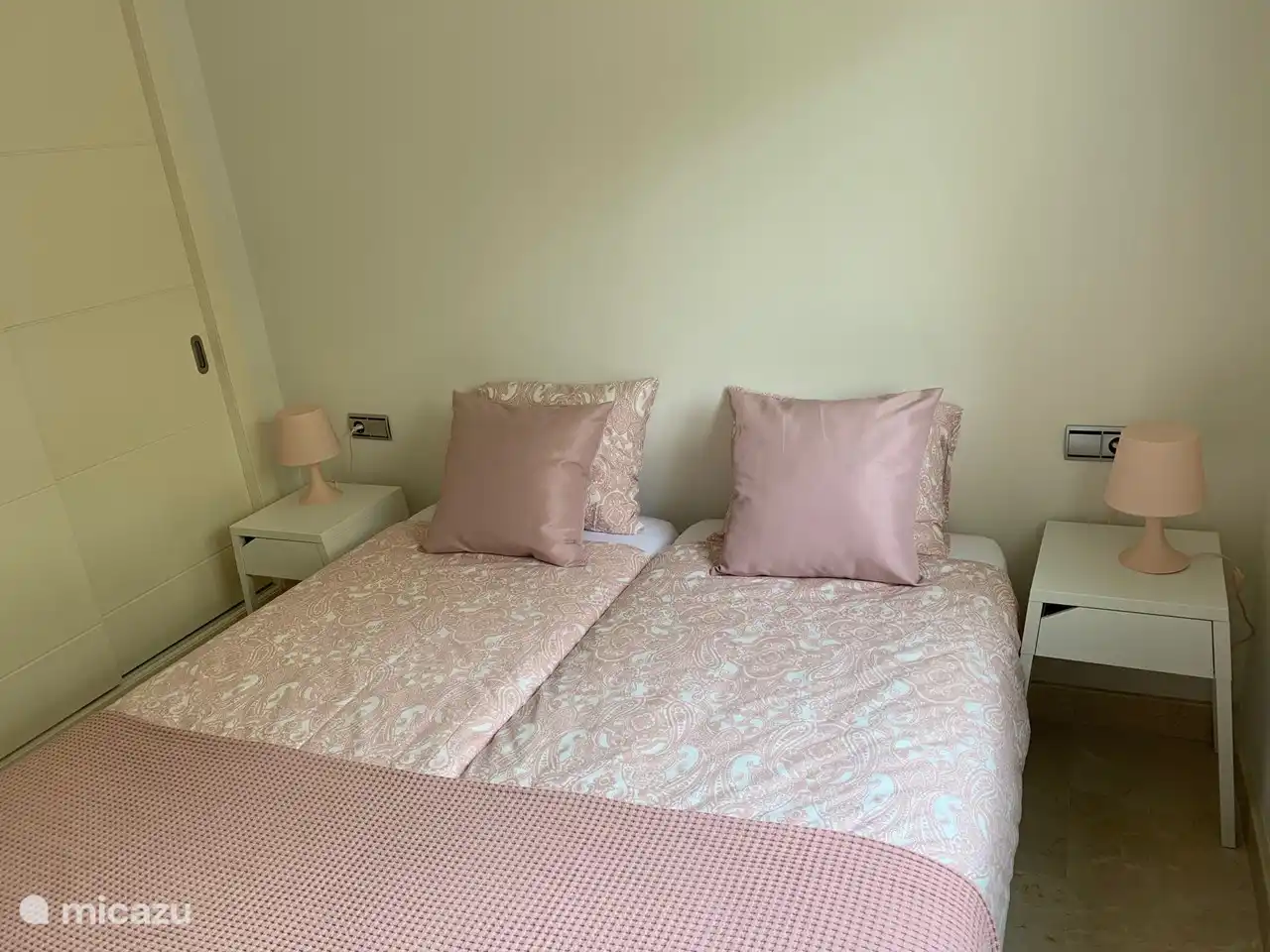 Dormitorio con dos camas