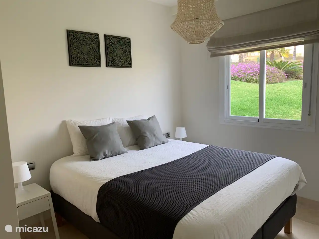 Dormitorio con cama doble