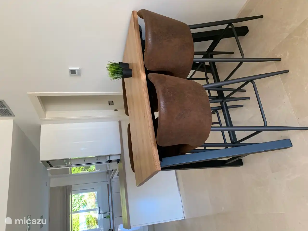 Sala de estar entre la cocina y el sofá