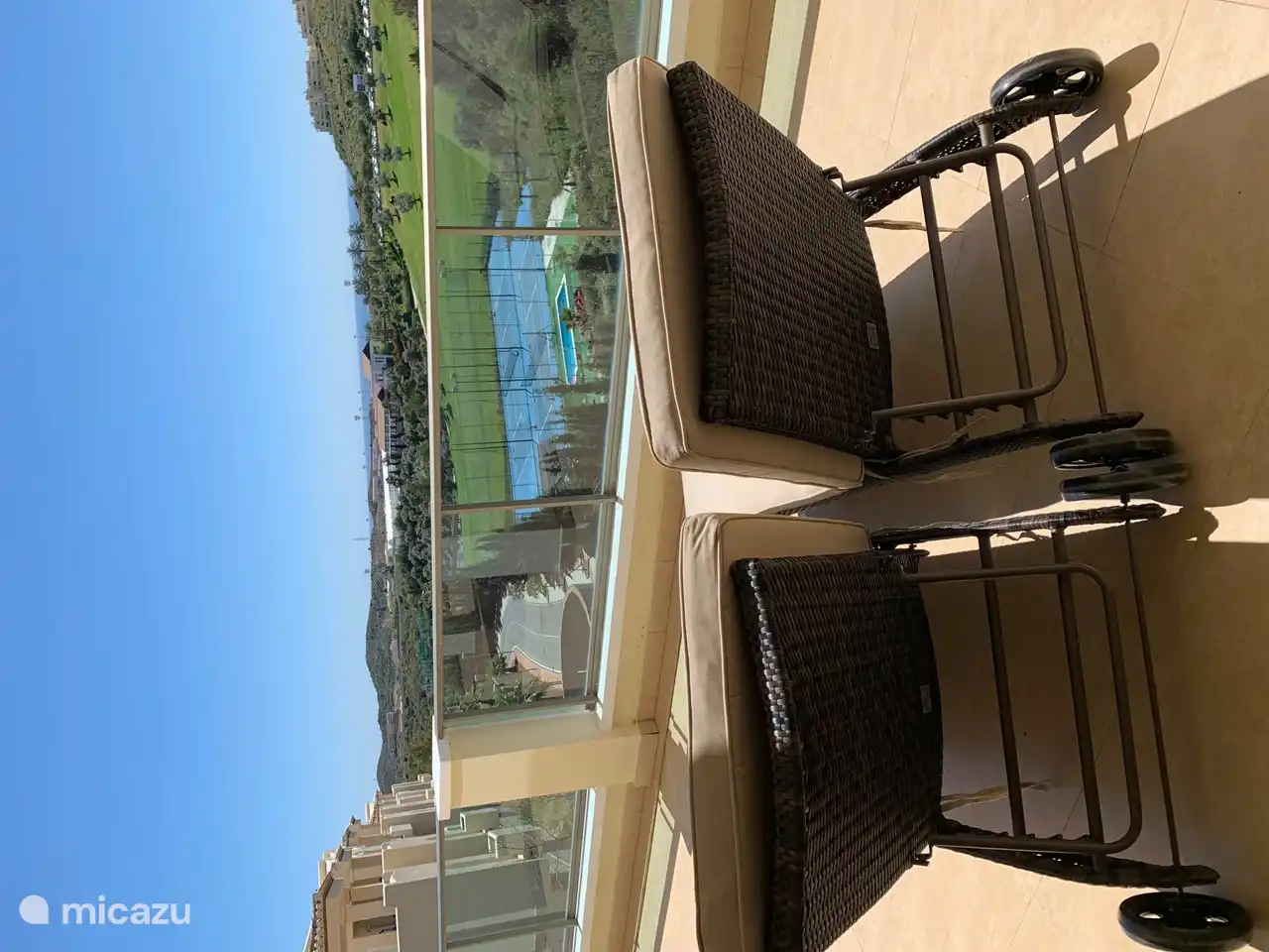 Tumbonas de terraza con vistas