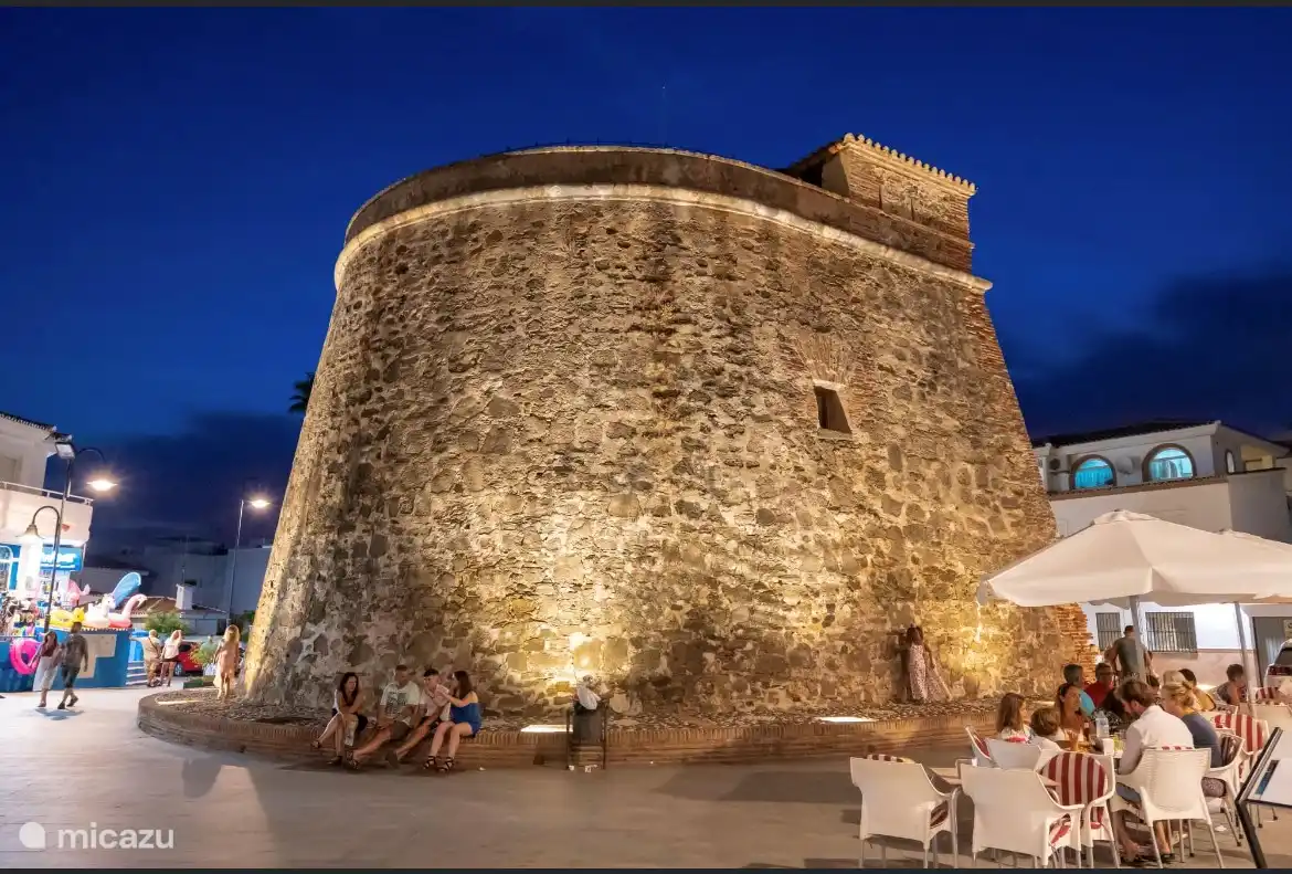 Plaza de la torre de Cala de Mijas