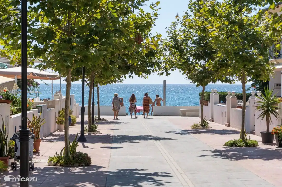 Vista desde la calle al mar Cala de Mijas