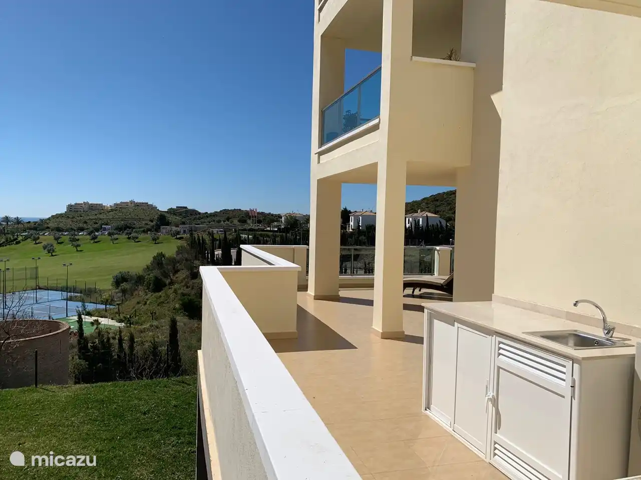 Terraza lateral (planta baja)