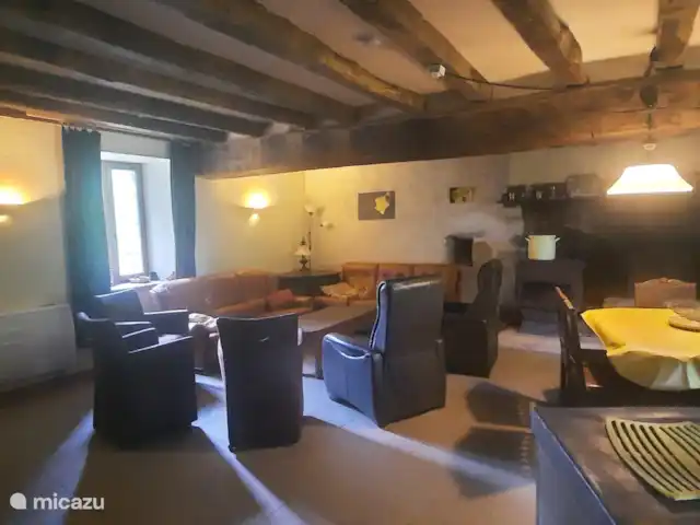 Bouton d'Or la ferme d'Hélice | France, Indre, Sarzay - gîte / cottage Salon/salon avec îlot de cuisson et table à manger