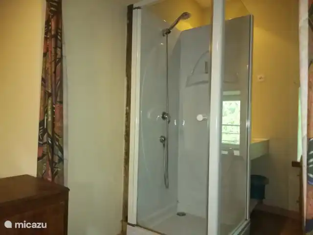 Bouton d'Or la ferme d'Hélice | France, Indre, Sarzay - gîte / cottage Cabine de douche et lavabo dans la chambre du fond Bouton d'Or
