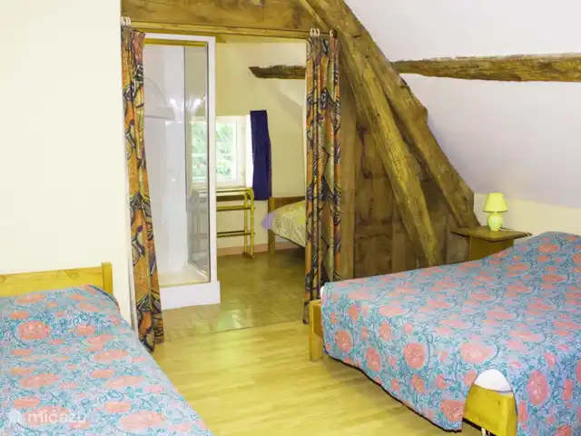 Bouton d'Or la ferme d'Hélice | France, Indre, Sarzay - gîte / cottage Chambre arrière de Bouton d'Or avec douche et lavabo. Possède 1 lit double (1.60) et 2 lits simples (90)
