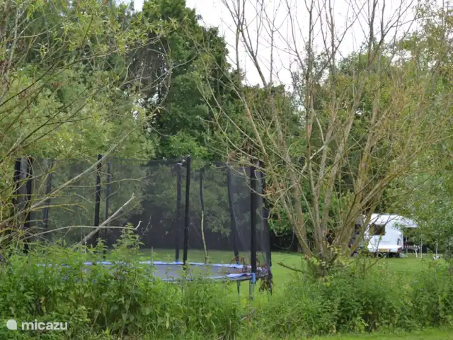 Bouton d'Or la ferme d'Hélice | France, Indre, Sarzay - gîte / cottage Pour le divertissement, il y a aussi un trampoline et une table de ping-pong à l'extérieur.
