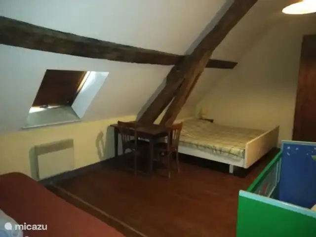 Bouton d'Or la ferme d'Hélice | France, Indre, Sarzay - gîte / cottage Chambre avant Bouton d'Or avec douche et lavabo,
Possède 1 lit double (avec 2 matelas 90cm) un lit bébé et un canapé lit (1.40)