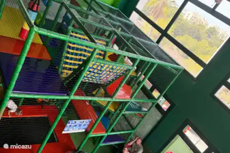 Aire de jeux intérieure avec climatisation