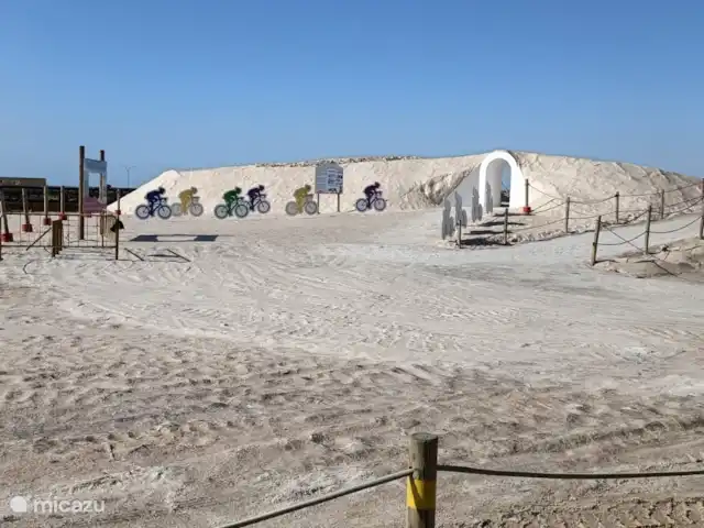 Location de Vacances Espagne, Costa Blanca, Orihuela Costa, appartement - Casa Bosque Stockage du sel. C’est aussi là que passe le train.