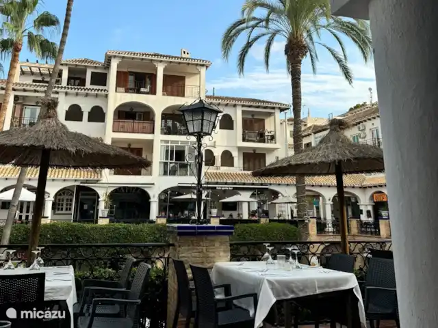Location de Vacances Espagne, Costa Blanca, Orihuela Costa, appartement - Casa Bosque C’est à la Villa Martin. Un lieu intérieur avec toutes sortes de restaurants. En juillet et août, tous les soirs avec animations.