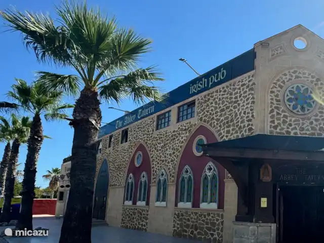 Location de Vacances Espagne, Costa Blanca, Orihuela Costa, appartement - Casa Bosque L’Abby. Bonne nourriture, tant à l’intérieur qu’à l’extérieur dans le 'Bier Garten'. Il y a aussi une aire de jeux à l’extérieur.