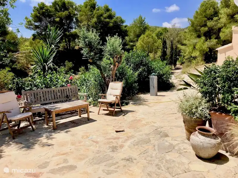 Finca Vuyatela één van de zitjes in de tuin (11.000 m2)