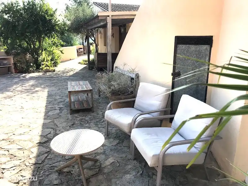 één van de zitjes in de tuin (11.000 m2)