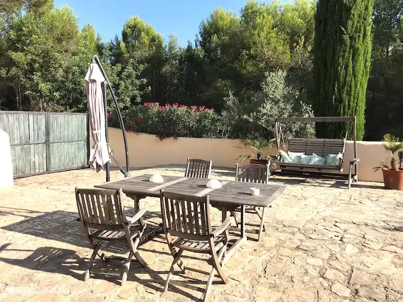 één van de zitjes in de tuin (11.000 m2)