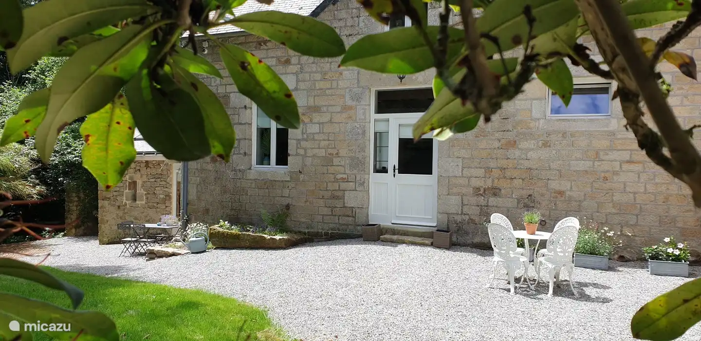 devant le gîte la Charrue