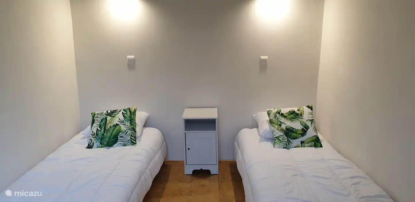 chambre 3 avec 2 lits simples au rez-de-chaussée