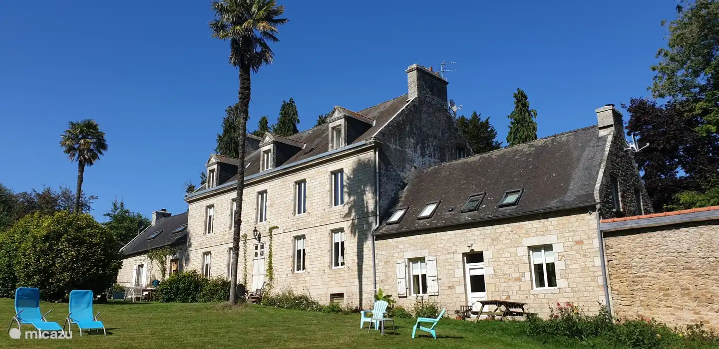 retour Guernevelien, à droite gîte La Charrue