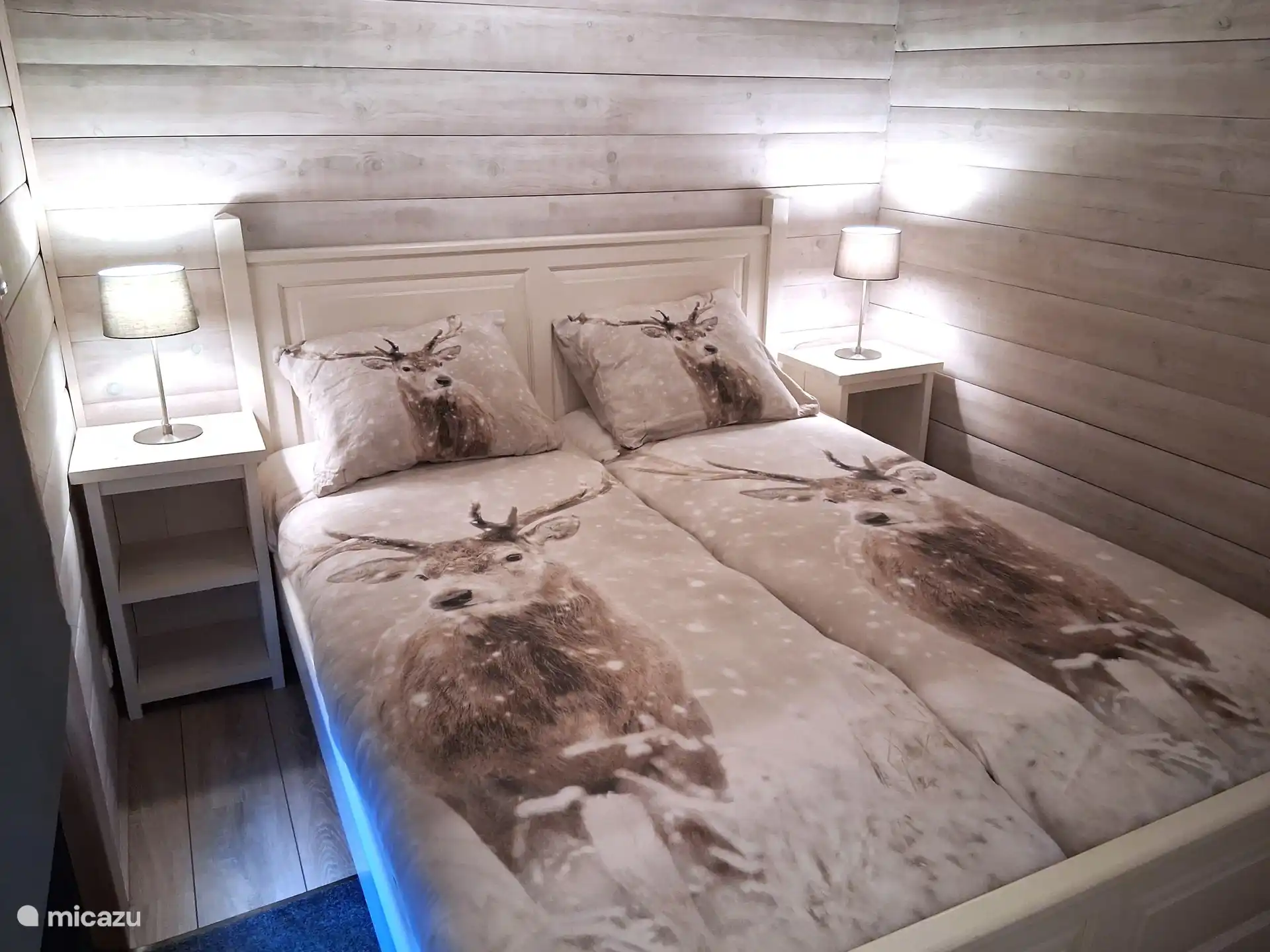 slaapkamer 2 met tweepersoonsbed 160x200, met kledingkast, achterdeur naar tuin