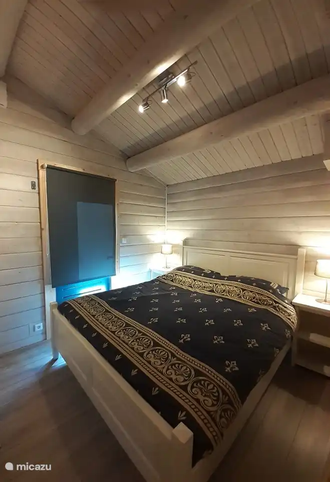 Schlafzimmer 2 mit Doppelbett 160x200, mit Kleiderschrank, Hintertür zum Garten