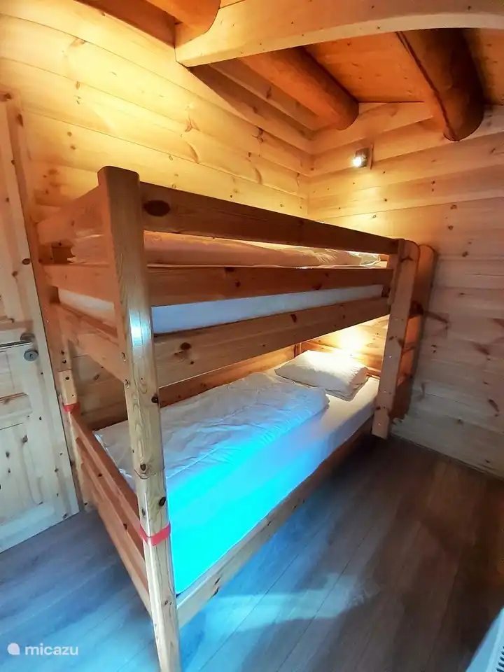Schlafzimmer 3 mit Etagenbett 90x200, mit Kleiderschrank und Fenster