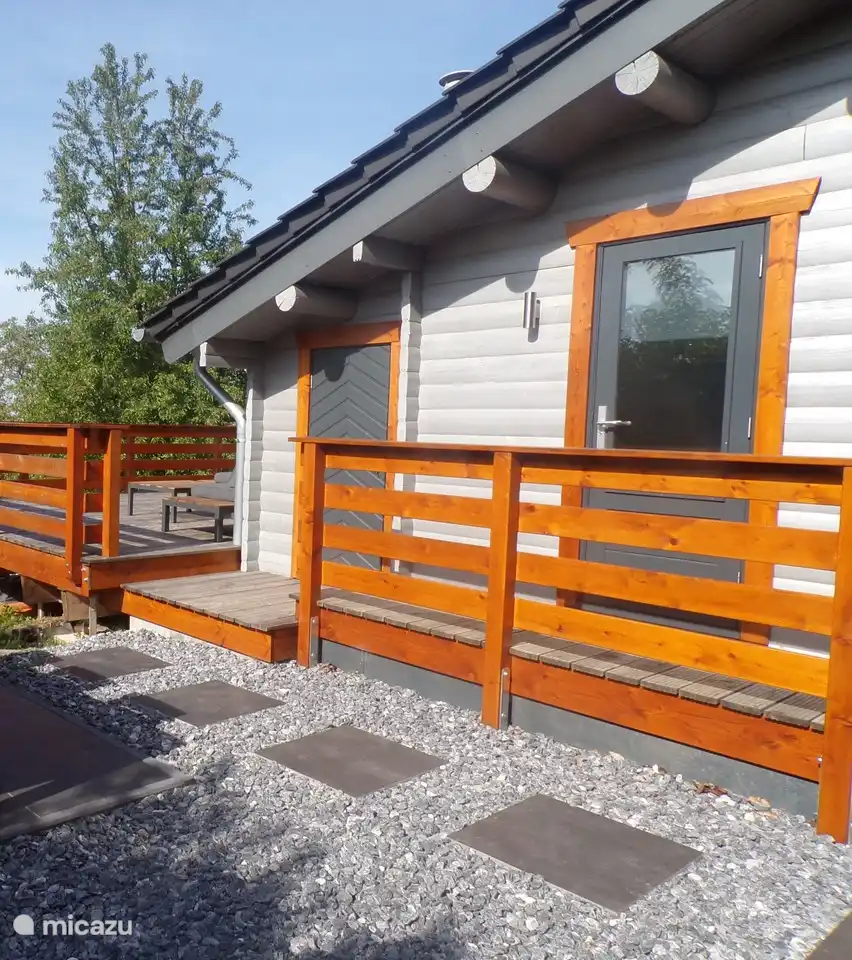 Blick auf einen Teil der Rückseite unserer Blockhütte