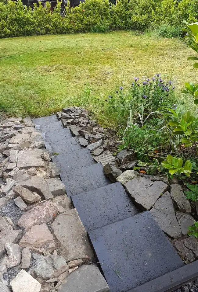Treppe zum unteren Gartenbereich
