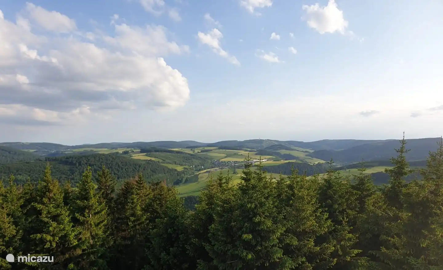 Dommelturm im Sommer ansehen