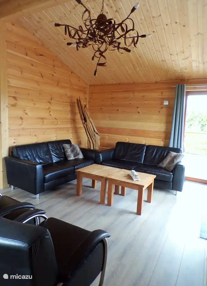 Wohnzimmer mit 2 Sofas und 2 schönen Designersesseln