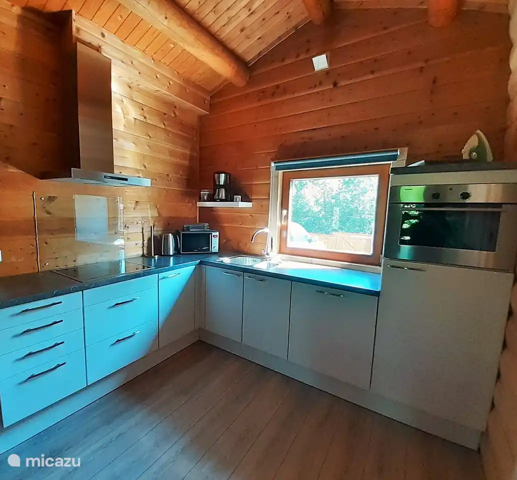 geräumige Küche mit Geschirrspüler und Esstisch für 6 Personen