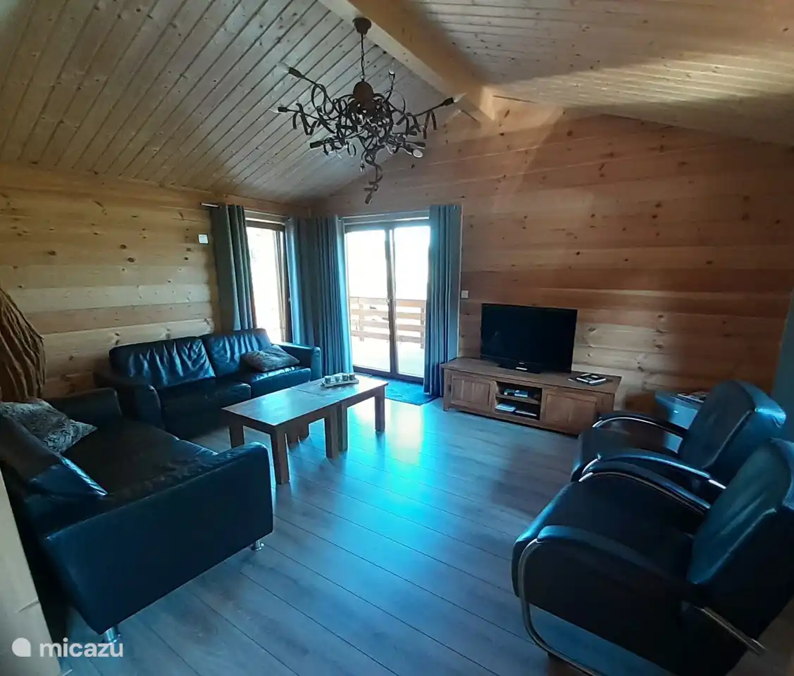 Geräumiges Wohnzimmer mit Aussicht und doppelten Gartentüren zur Terrasse