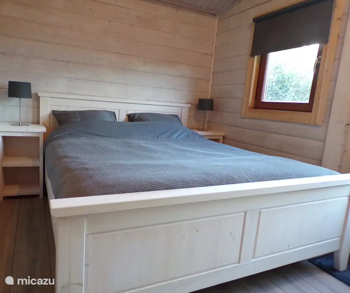 Schlafzimmer 1 mit Doppelbett 180x200, Kleiderschrank, Fenster und Hintertür zum Garten