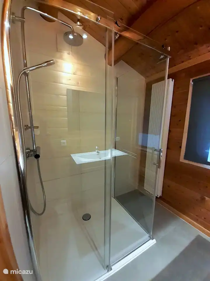 Badezimmer mit Regendusche