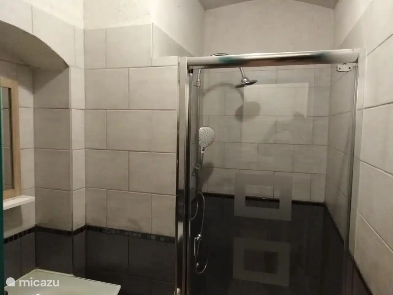 Duschbad mit Waschbecken 