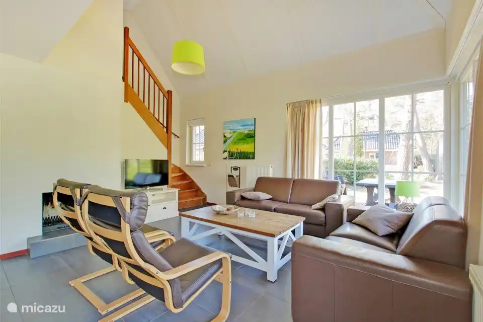 Das helle Wohnzimmer ist geschmackvoll eingerichtet, ideal für gemütliche Abende mit Familie oder Freunden am knisternden Feuer. Hierfür können Sie in der Lobby Holz kaufen.