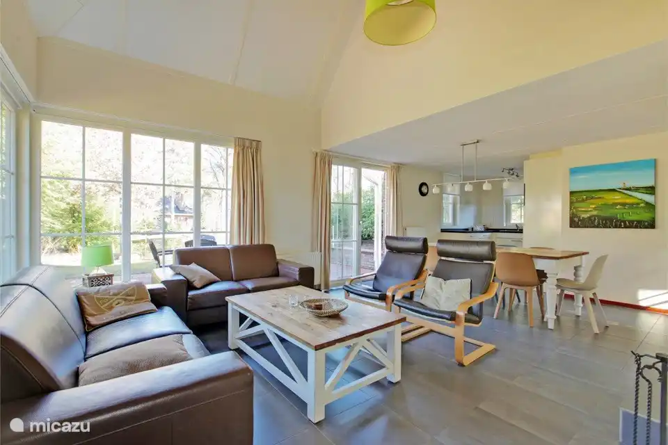 Das Wohnzimmer hat auch den herrlichen Blick auf den Teich und der offene Raum auf dem Dach bietet auch ein sehr offenes und besonderes Gefühl.