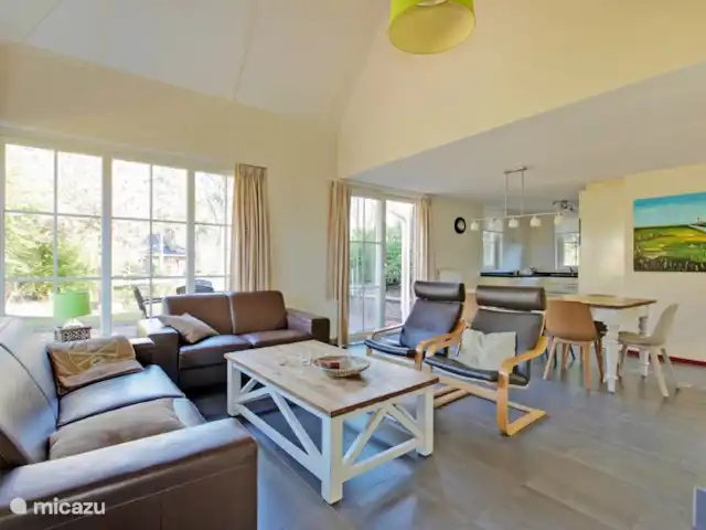 villa en Países Bajos, Güeldres, Beekbergen – La casa del estanque de Veluwe - ÚLTIMA HORA La sala de estar también tiene una hermosa vista del estanque y el espacio abierto hasta la cresta también crea una sensación muy abierta y especial.