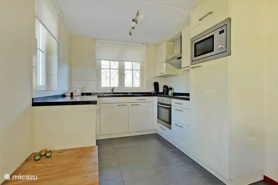 Beim Anblick der Enten und Eichhörnchen am Teich und auf der Terrasse macht das Kochen in der großzügigen offenen Küche noch mehr Spaß. Geschirrspüler und alle notwendigen Geräte, sowie ein umfangreiches Küchenpaket mit praktischen Utensilien sind vorhanden!