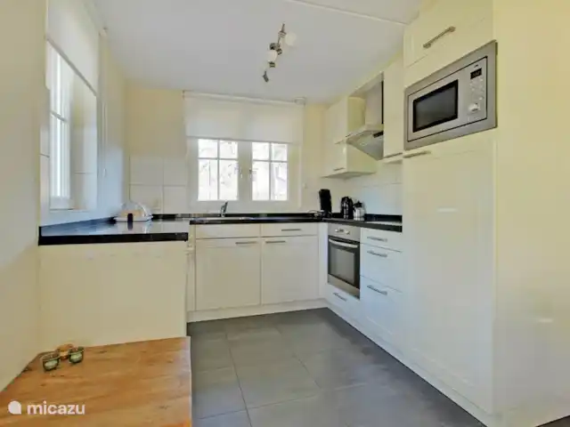 villa en Países Bajos, Güeldres, Beekbergen – La casa del estanque de Veluwe - ÚLTIMA HORA Ver los patos y las ardillas en el estanque y en la terraza hace que cocinar en la espaciosa cocina abierta sea aún más divertido. ¡Lavavajillas y todos los electrodomésticos necesarios, así como un amplio paquete de cocina con necesidades prácticas están disponibles!