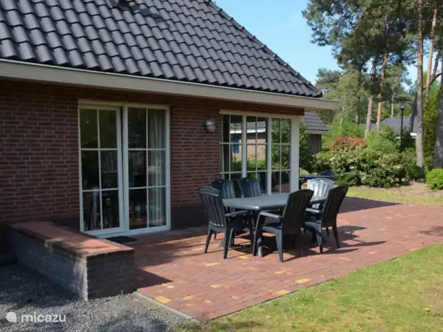 villa en Países Bajos, Güeldres, Beekbergen – La casa del estanque de Veluwe - ÚLTIMA HORA Gracias a las terrazas que hay alrededor de la casa, siempre se puede disfrutar del sol o de la sombra en todas las estaciones.