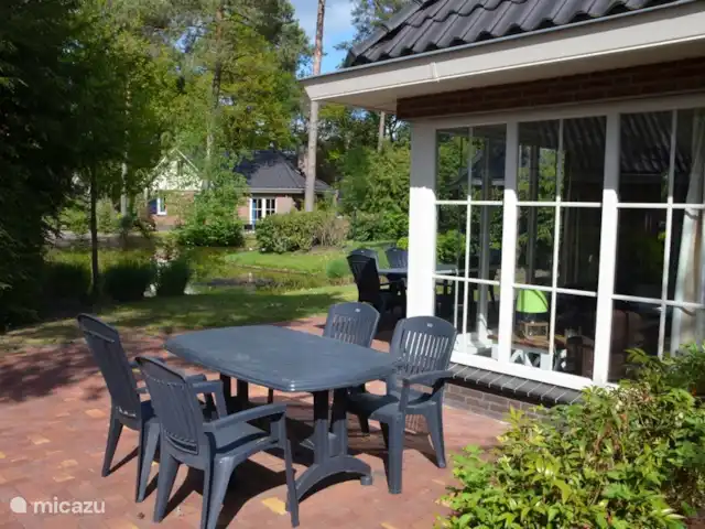 villa en Países Bajos, Güeldres, Beekbergen – La casa del estanque de Veluwe - ÚLTIMA HORA Aquí, el sol de la tarde y la noche lo llevará más lejos a esferas más altas. ¡Salud!