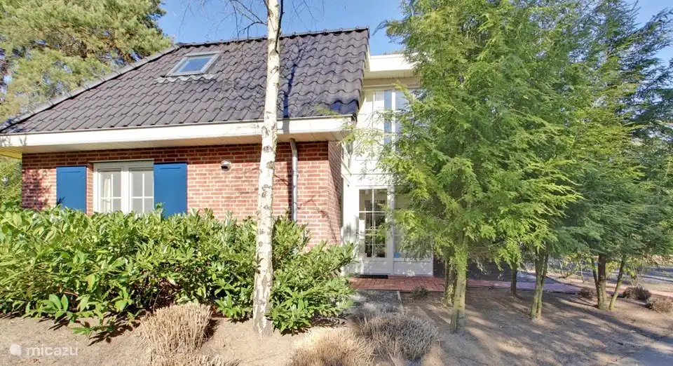 Die großen Fenster am Eingang und oben in den Schlafzimmern fallen bei der Ankunft sofort ins Auge! Ein genialer Fund des Architekten!